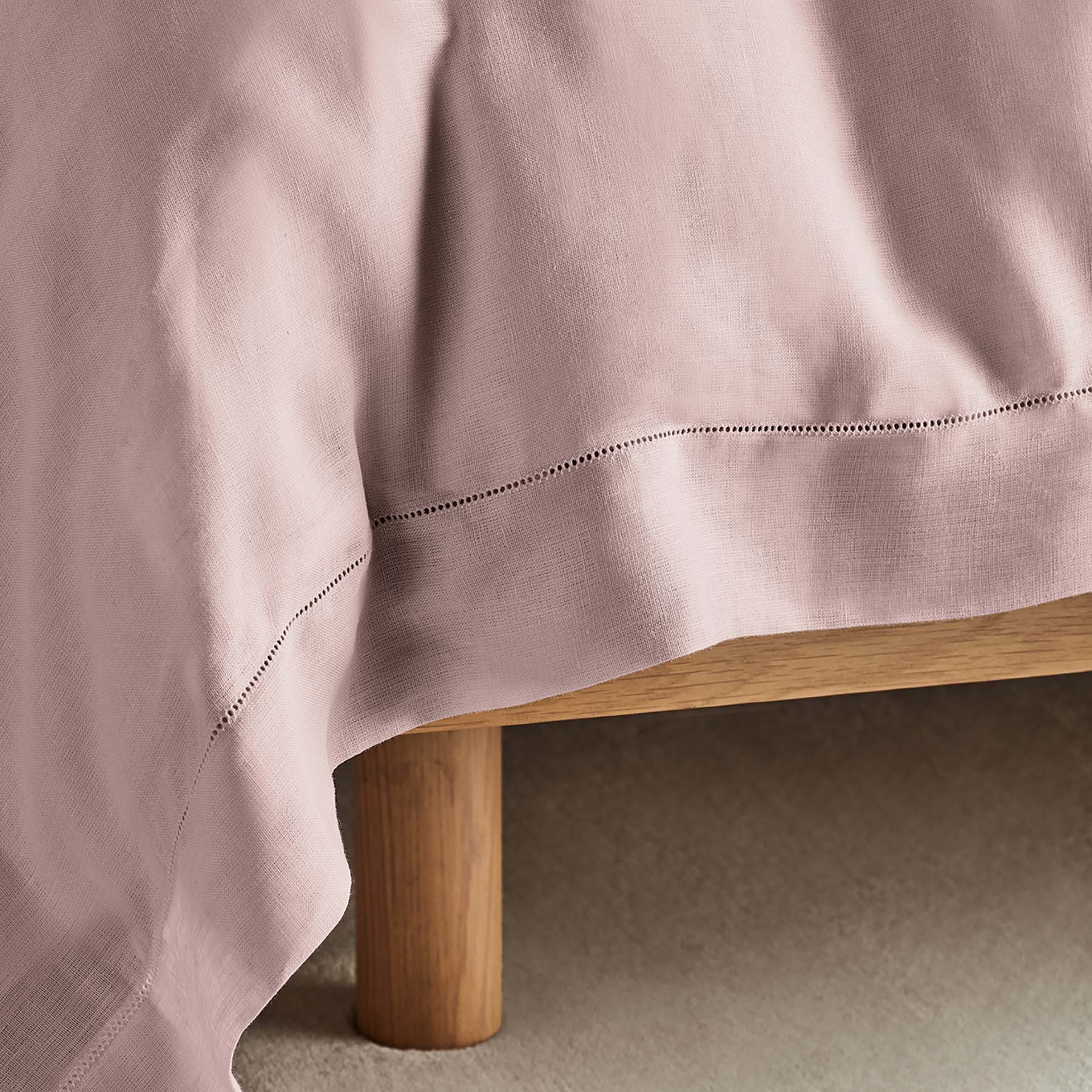 Kings & Queens Vintage Linen Duvet Cover Set in Mauve Fabric Detail