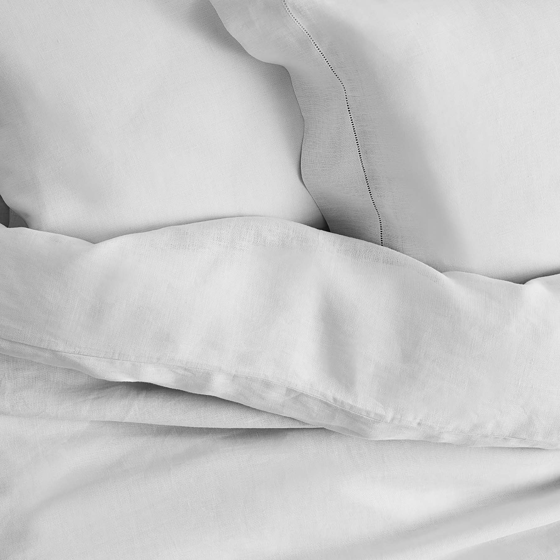 Kings & Queens Vintage Linen Duvet Cover Set in White Top Bed